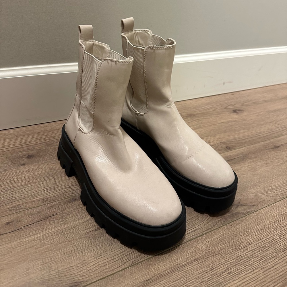 Design Lab US size 9 lug sole boots, cream and black